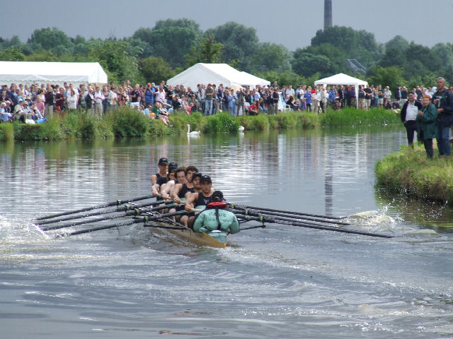 Cauis row over to stay Head of the River 2007