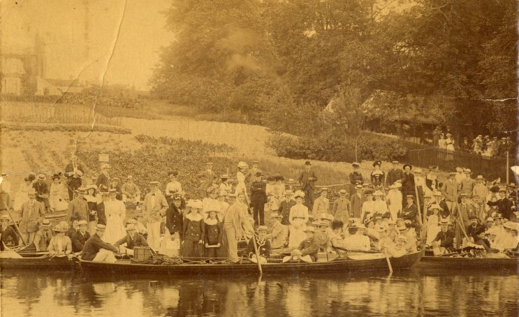 Crowds watching the May Bumps at Ditton Corner 1910