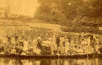 The crowds watch the Bumps at Ditton Corner in 1910
